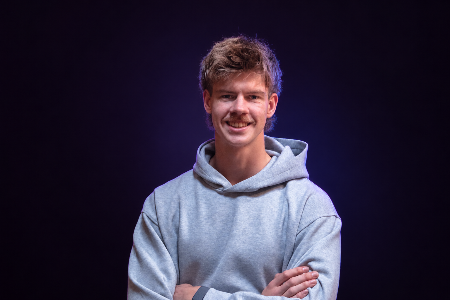 Portret van Niels Witteveen in een grijze hoodie